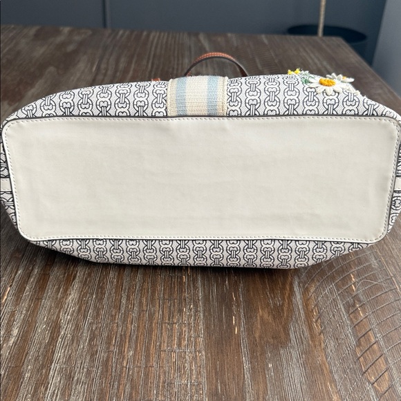 Tory Burch Gemini Link Daisy Appliqué small tote bag - Picture 12 of 14